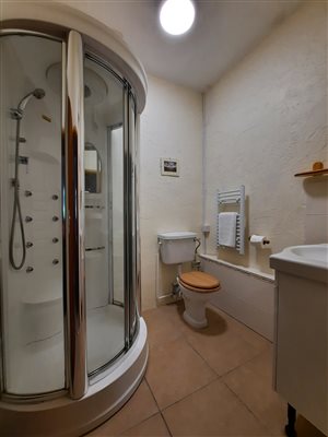 Roundhouse shower room